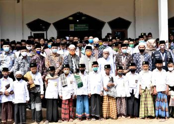 Momen Saat Gubernur Jambi Foto Bersama Santri Ponpes Jauharul Falah Al-Islamy.
(Foto By : Humas Pemprov Jambi)