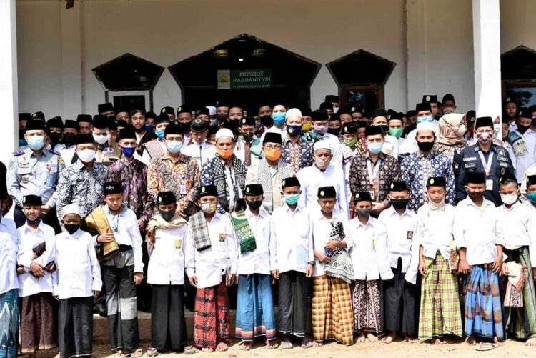 Momen Saat Gubernur Jambi Foto Bersama Santri Ponpes Jauharul Falah Al-Islamy.
(Foto By : Humas Pemprov Jambi)