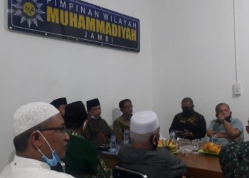 Datuk Nasrul Yasir (kanan) saat menghadiri pertemuan Al Haris bersama Muhammadiyah Jambi.