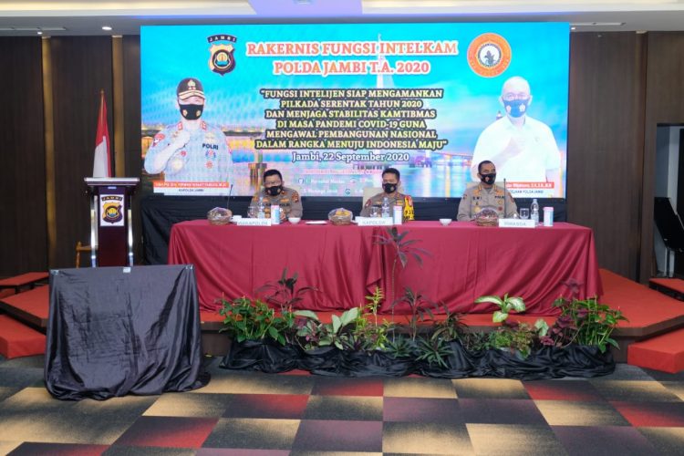 Kapolda Jambi, Irjen Pol Firman Santyabudi didampingi Wakapolda Jambi, Drs.Dul Alim dan Irwasda, Kombes Pol Dwi Gunawan membuka Rapat Kerja  Tekhnis (Rakernis) Fungsi Intelijen Polda Jambi TA 2020 di Ballroom Hotel BW Luxury, Kota Jambi,