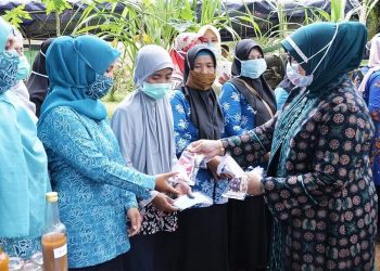 Rahima Saat Memberikan Masker Kepada PKK Tanjung Jabung Timur. (Foto By. Humas Pemprov Jambi)