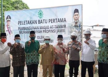 Peletakan Batu Pertama Pembangunan Masjid At-Tanwil Muhammadiyah Provinsi Jambi Oleh Gubernur Jambi. (Dok : Humas Pemprov Jambi)