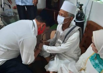 Pasangan MULIA saat meminta doa restu kepada KH Abdullah Wahab Sebelum melakukan Pendaftaran ke KPU