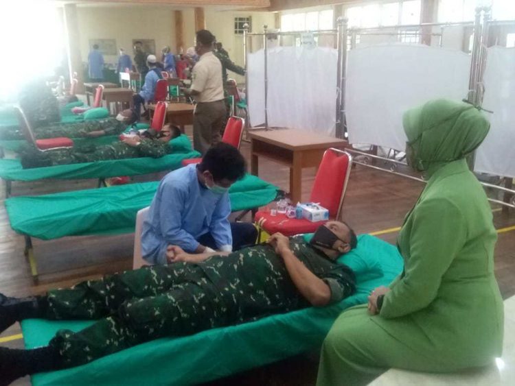 Danrem 042/Gapu, Brigjen TNI M. Zulkifli  Saat Melakukan Donor Darah. (Dok. Panremgapu)