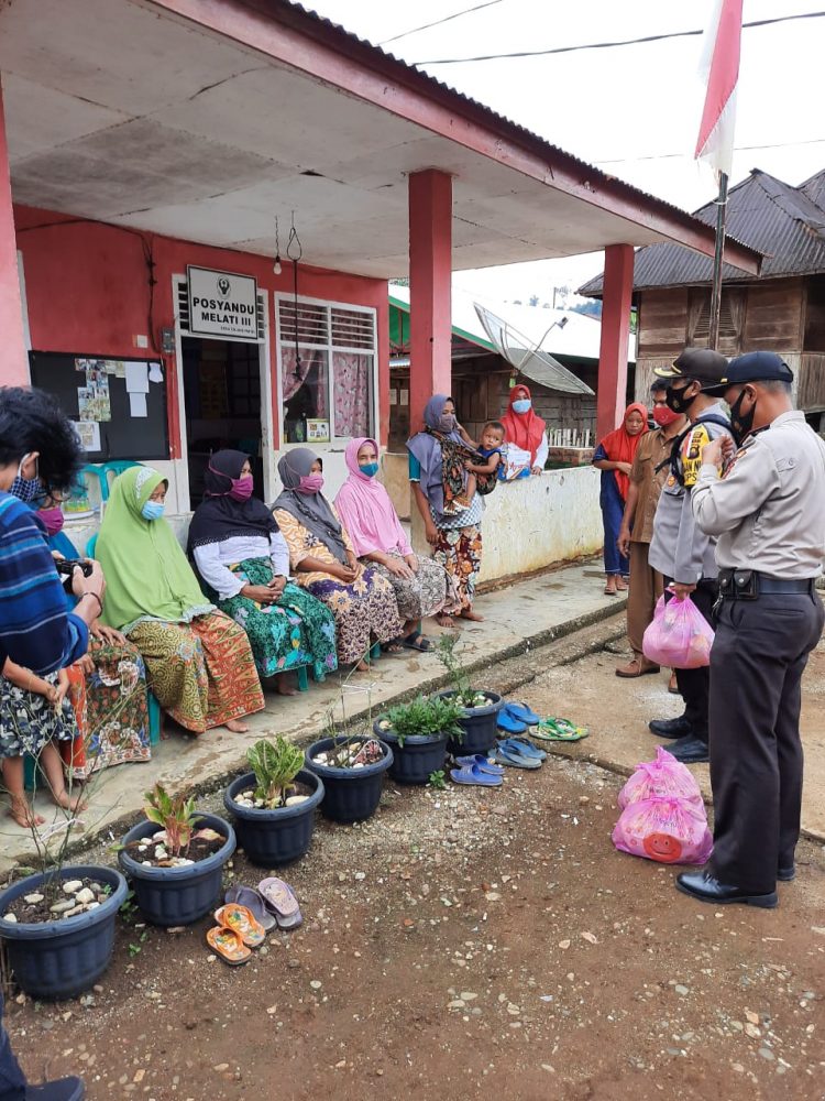 Kapolres Merangin Saat Meningjau dan Memberikan  Bantuan Kepada Masyarakat Yang Terkena Musibah Angin Puting Beliung