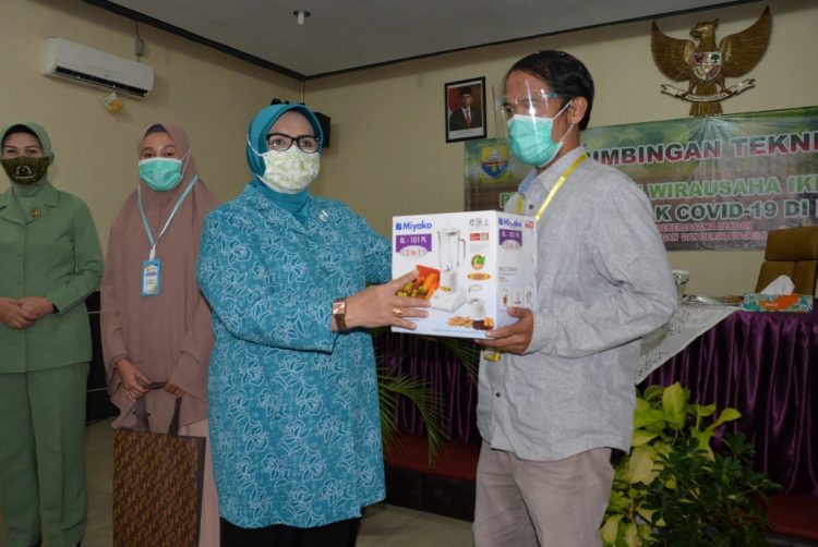 Rahima saat menyerahan bantuan berupa paket peralatan memasak bagi para peserta bintek, yang diserahkan secara simbolis. (Foto : Humas Pemprov Jambi)