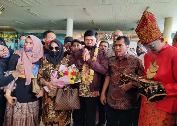 Kedatangan Syafril Nursal di Bandara Sultan Thaha Jambi disambut oleh Tim Pendukungnya. Foto : Cuy)