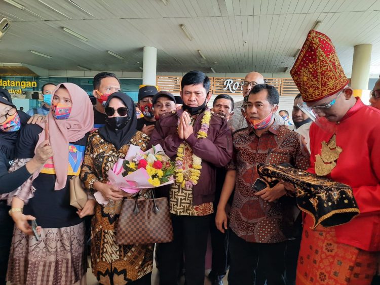 Kedatangan Syafril Nursal di Bandara Sultan Thaha Jambi disambut oleh Tim Pendukungnya. Foto : Cuy)