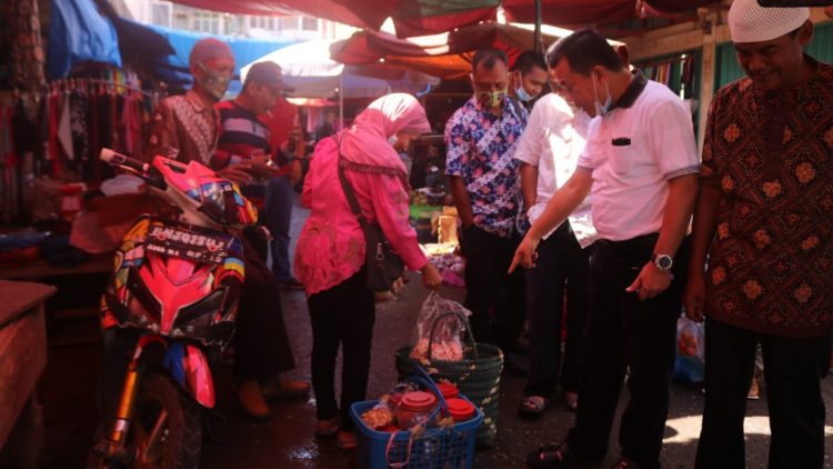 Cagub Al Haris saat blusukan ke pasar tradisional.