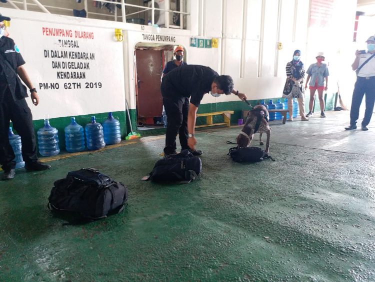 Petugas Saat Periksa Barang Bawaan Penumpang di Pelabuhan Roro Kuala Tungkal