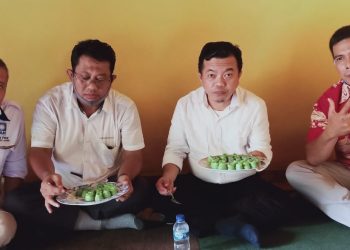 Cagub Al Haris makan bersama masyarakat aliran Sungai Batanghari.