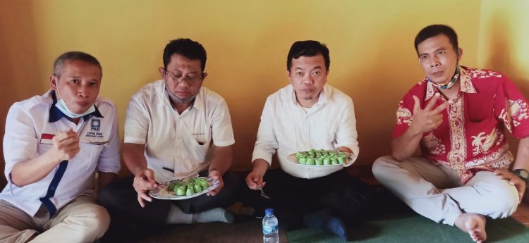 Cagub Al Haris makan bersama masyarakat aliran Sungai Batanghari.