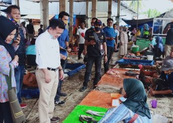 Cagub Al Haris saat berinteraksi denga pedagang di pasar tradisional Sungai Rengas.