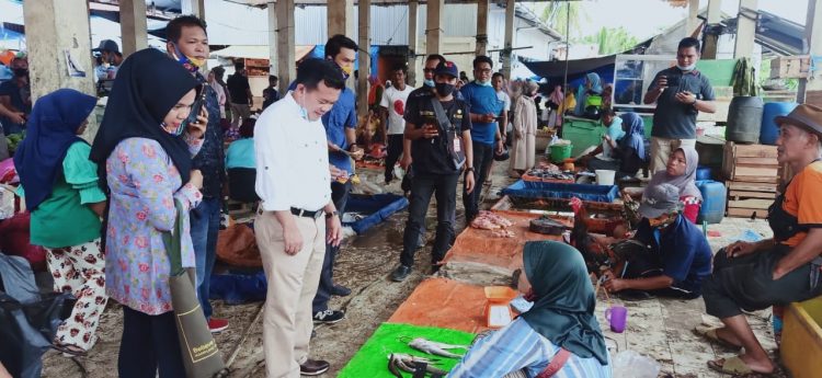 Cagub Al Haris saat berinteraksi denga pedagang di pasar tradisional Sungai Rengas.