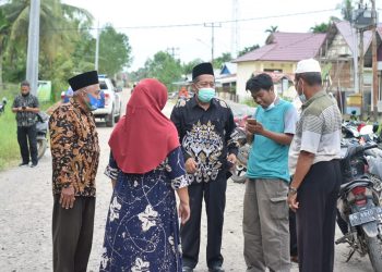 Cawagub Abdullah Sani bersama warga Senyerang.