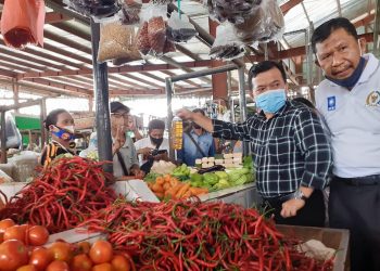 Cagub Al Haris saat tengah membagikan Ramuan Daun Singkai kepada pedagang Pasar Aur Duri.