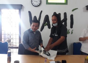 Cagub Al Haris bersama salah seorang pengurus Walhi Jambi, Abdullah.