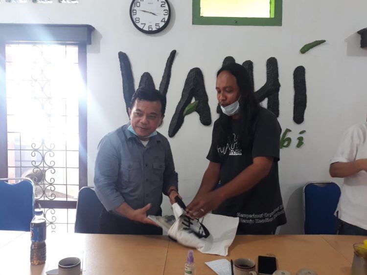 Cagub Al Haris bersama salah seorang pengurus Walhi Jambi, Abdullah.