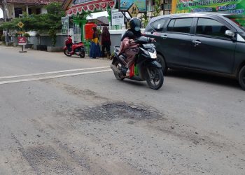 Jalan rusak di depan pondok pesantren Nurul Iman kelurahan Ulu Gedong, Kota Jambi. Dok: Alpin Rahman