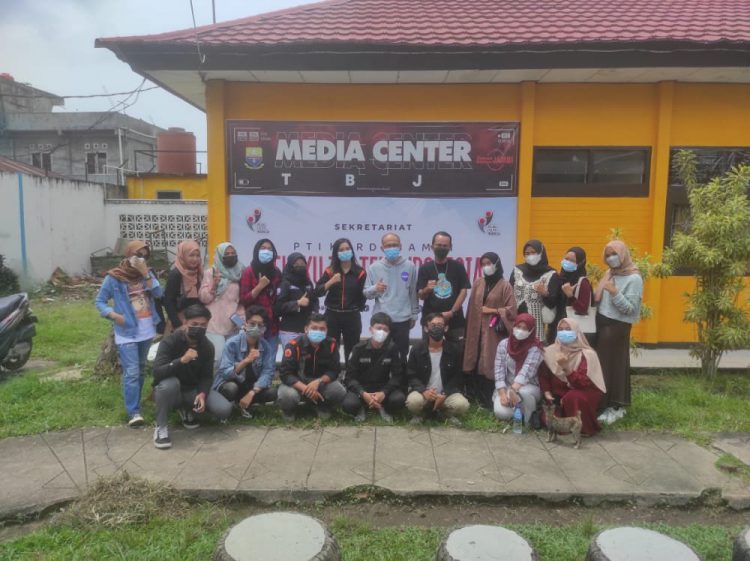 Foto bersama Pengurus PTI Provinsi Jambi dengan UKM Seni Se-Kota Jambi (Foto: Dok.PTI Provinsi Jambi)