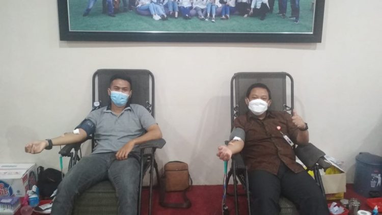 Kepala Kantor OJK Jambi (baju coklat) donor darah. (Foto: Dok. OJK Jambi)