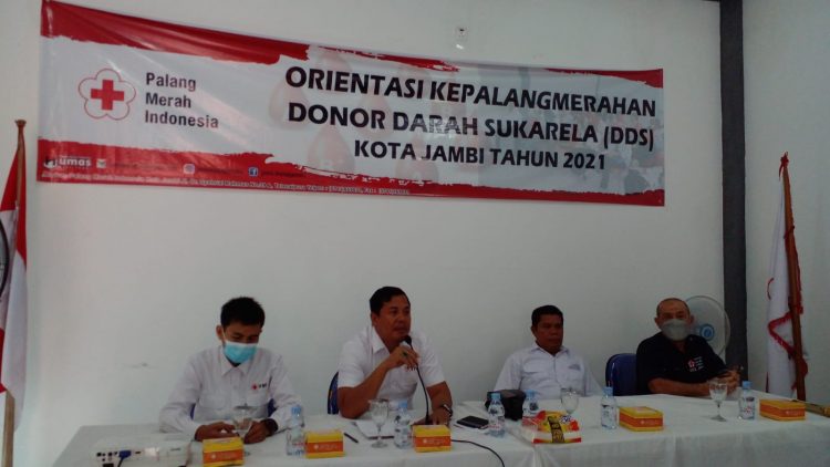 Kabid Yankes dan Doda PMI Kota Jambi, Karyadi saat sambutan pembukaan Orientasi Kepalangmerahan Donor Darah Sukarela. (Foto: pilarjambi.com/Alpin Rahman)