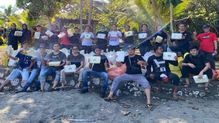 Personel Subdit 1 Ditresnarkoba Polda Jabar menunjukkan sterofoam berisi sabu asal Iran yang diselundupkan melalui Pantai Mandasari, Pangandaran. (FOTO: DItresnarkoba Polda Jabar)