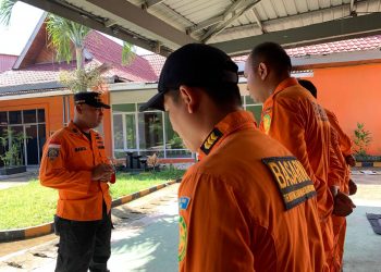 Briefing Basarnas Jambi sebelum berangkat pencarian korban tenggelam di sungai Kapas, Sarolangun (foto: dok.Basarnas Jambi)