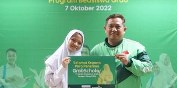 Salah seorang penerima beasiswa GrabScholar_ Program Beasiswa Grab 2022 dari jenjang pendidikan SMA bersama Ayahnya.